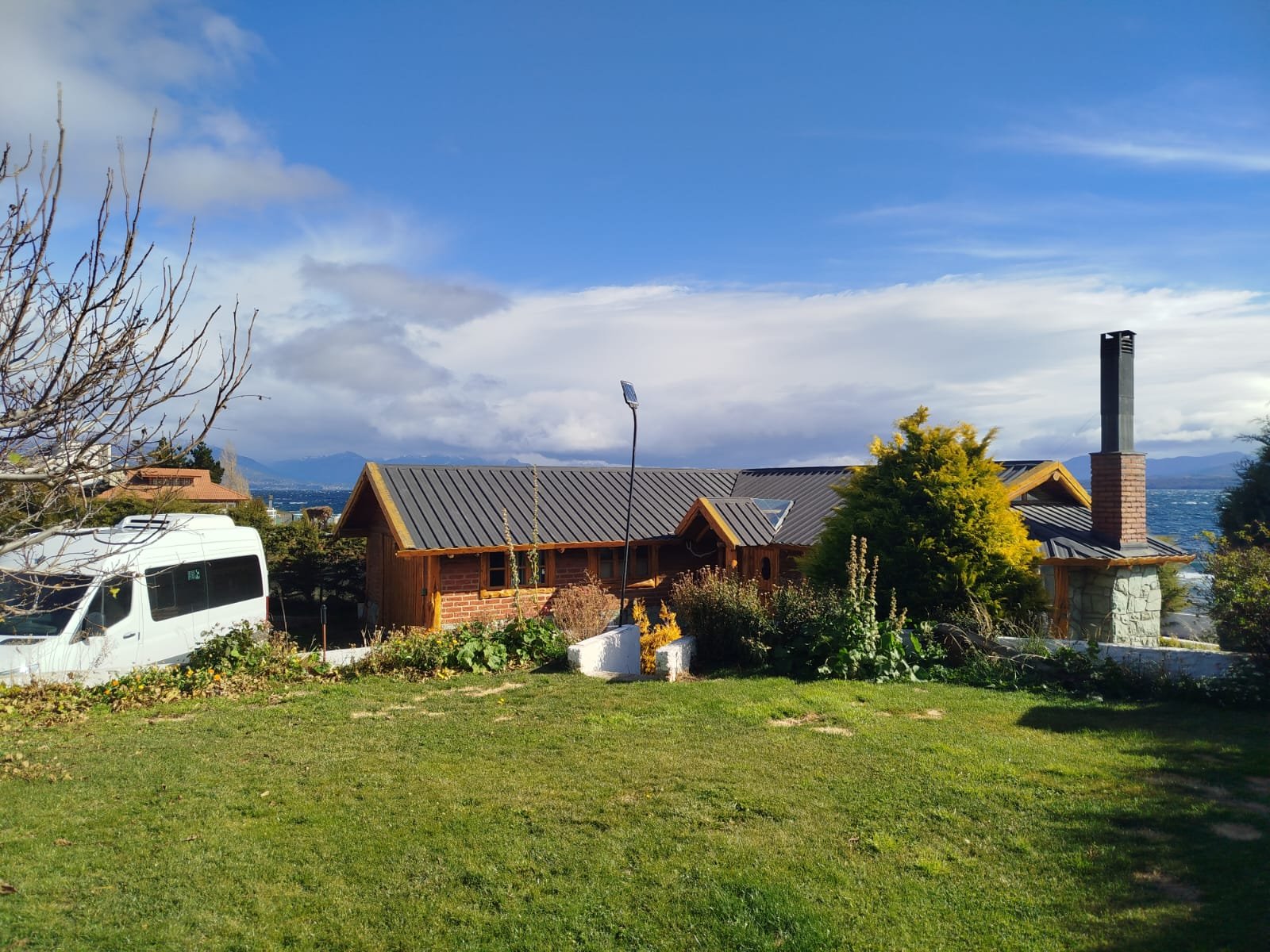 Conjunto de casas con costa de Lago Nahuel Huapi